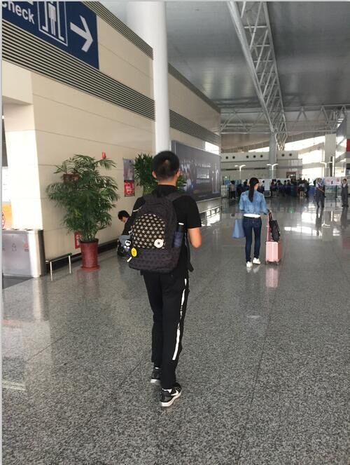 3 1 小诗4首 刘嘉懿父亲 配图 刘嘉懿背影 配图下方配上文字此图为刘嘉懿父亲与孩子分别时偷拍的孩子背影一张背影有不舍之情有希望之心